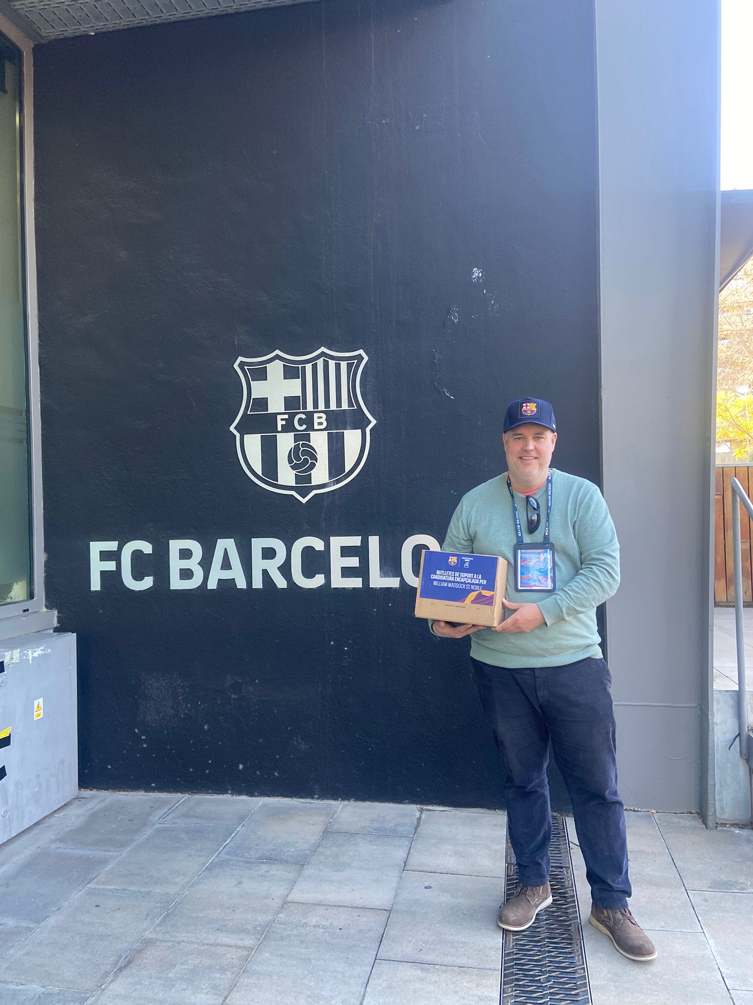 William Maddock recollint firmes personalment